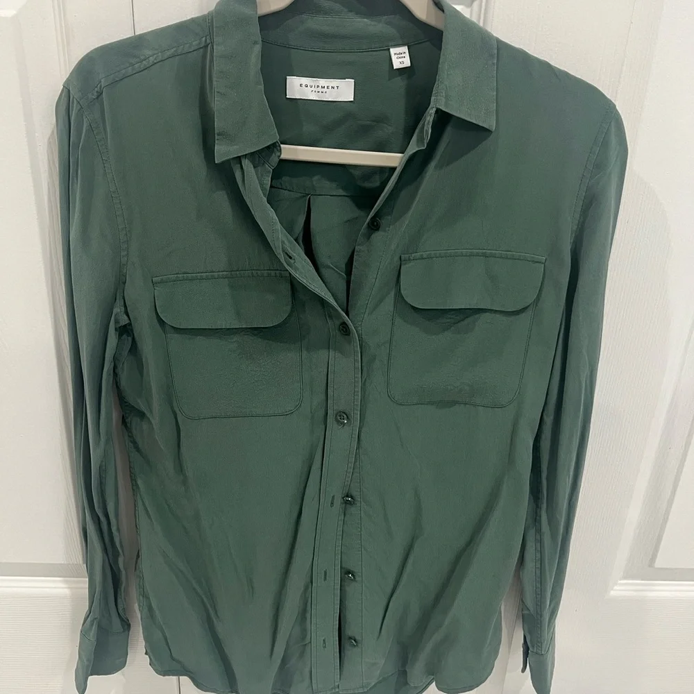 Equipment Femme 100% silk Sage Green Button-Up blouse - Picture 1 of 6